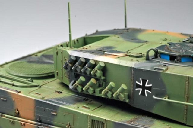 HobbyBoss 1/35 German Leopard 2 A4 Tank