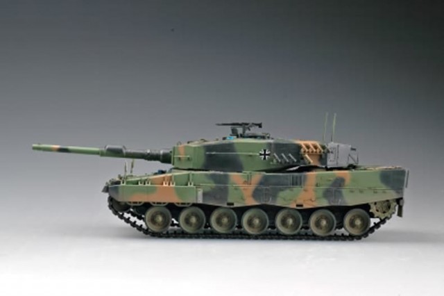 HobbyBoss 1/35 German Leopard 2 A4 Tank