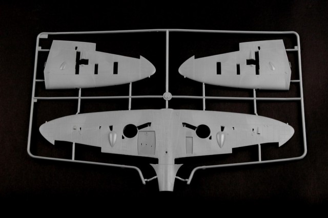 HobbyBoss 1/32 Spitfire Mk.Vb/Trop