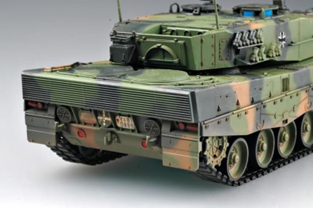HobbyBoss 1/35 German Leopard 2 A4 Tank