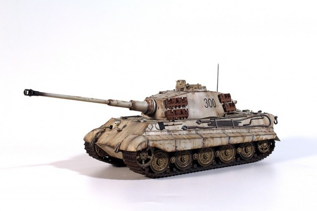 ICM 1/35 Pz.Kpfw.VI Ausf.B Konigstiger with Henschel Turret (Late Production)