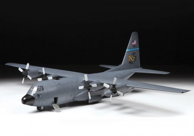 Zvezda 1/72 American Heavy Transport Plane C-130H Hercules