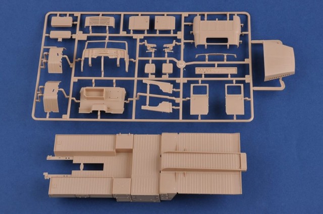HobbyBoss 1/35 Russian KrAZ-260B Tractor with 5P85TE TEL S-300PMU