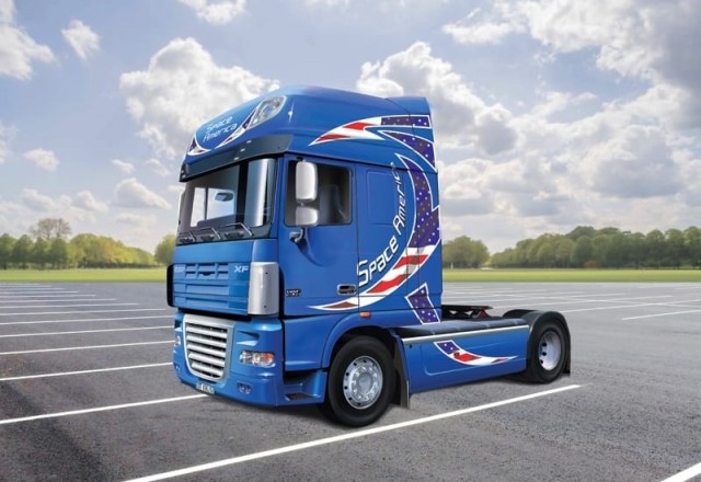 Italeri 1/24 DAF XF105 Space America