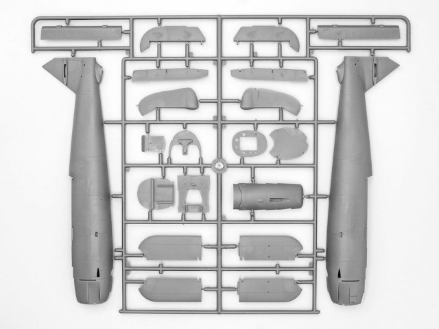 ICM 1/48 WWII Luftwaffe Airfield w/2 Aircrafts and 7 Figures