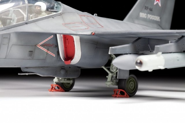 Zvezda 1/48 Russian Light Bomber Yak-130 Mitten