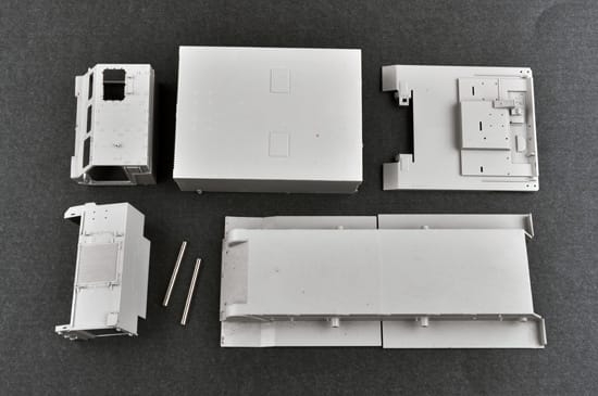 Trumpeter 1/35 M270/A1 Multiple Launch Rocket System - Finland/Netherlands