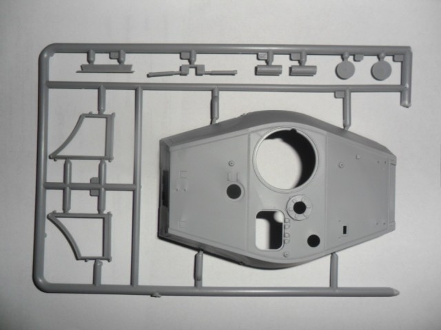 ICM 1/35 Pz.Kpfw.VI Ausf.B Konigstiger with Henschel Turret (Late Production)