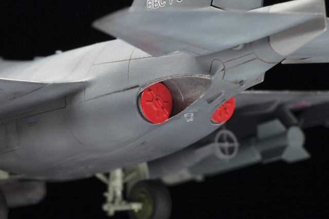 Zvezda 1/48 Russian Light Bomber Yak-130 Mitten