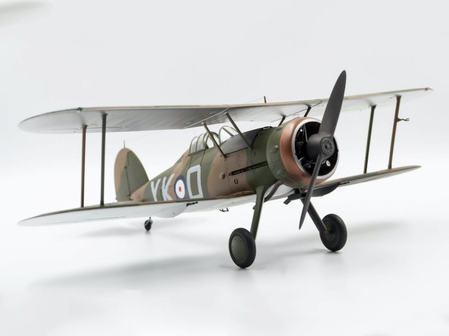 ICM 1/32 Gloster Gladiator Mk.I with British Pilots in Tropical Uniform