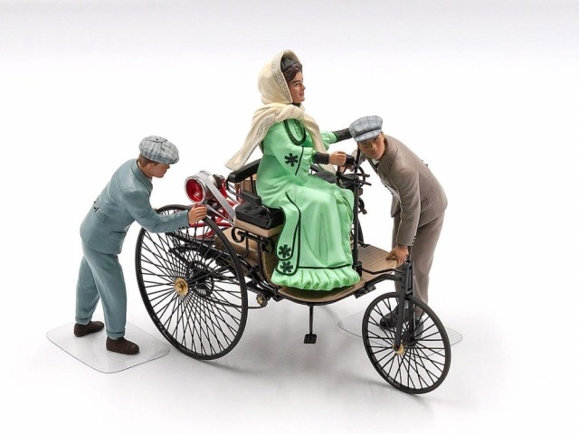 ICM 1/24 Benz Patent-Motorwagen 1886 with Mrs. Benz and Sons