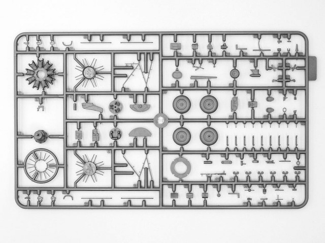 ICM 1/48 WWII Luftwaffe Airfield w/2 Aircrafts and 7 Figures