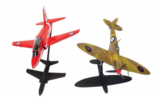 Airfix Gavesett 1/72 Best of British Supermarine Spitfire and RAF Red Arrows Hawk