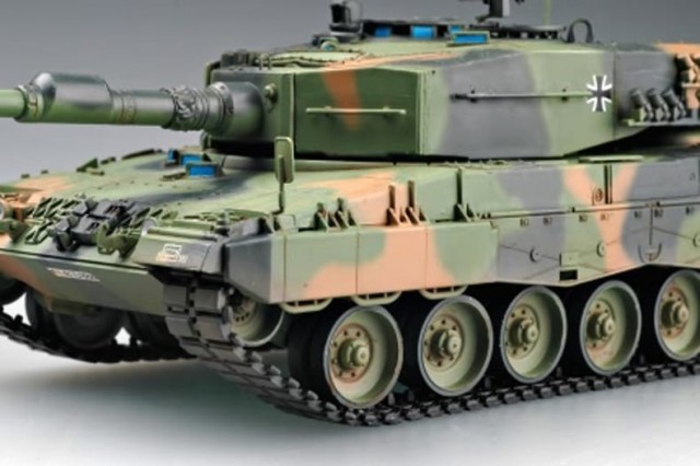 HobbyBoss 1/35 German Leopard 2 A4 Tank