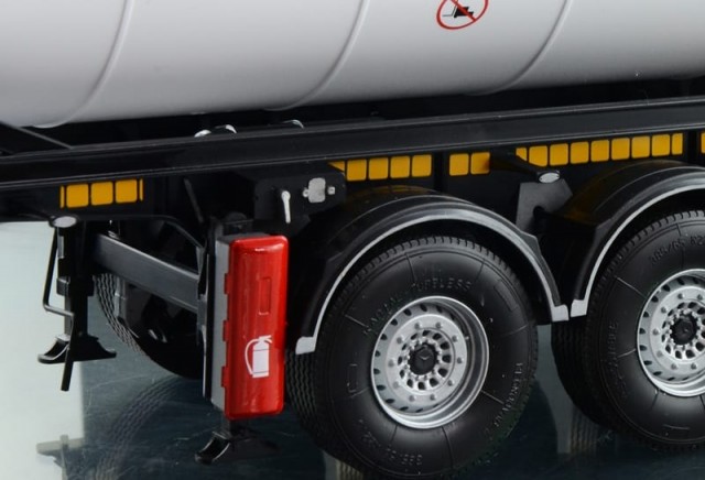 Italeri 1/24 Tecnokar Trailer with 20 Tank