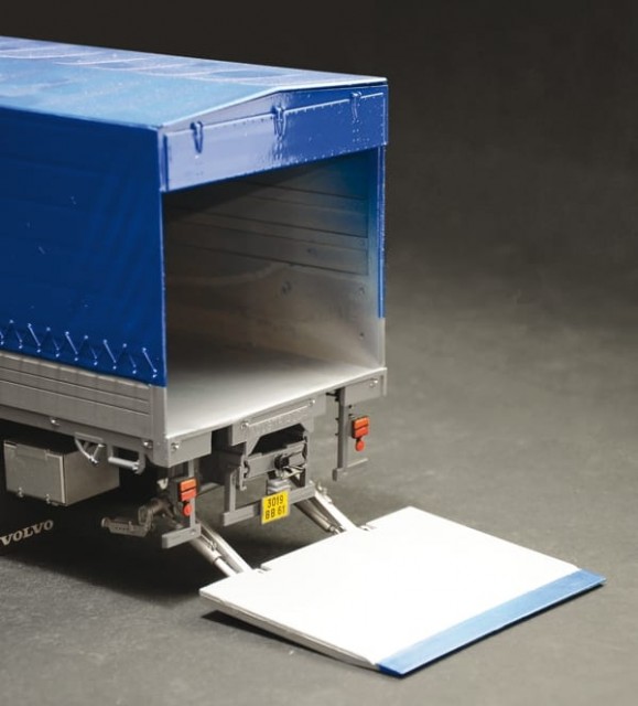 Italeri 1/24 Volvo F16 Globetrotter Canvas with Elevator