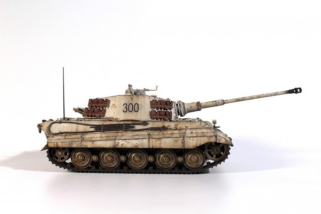 ICM 1/35 Pz.Kpfw.VI Ausf.B Konigstiger with Henschel Turret (Late Production)