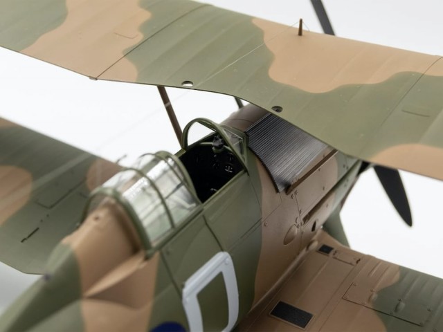ICM 1/32 Gloster Gladiator Mk.I with British Pilots in Tropical Uniform
