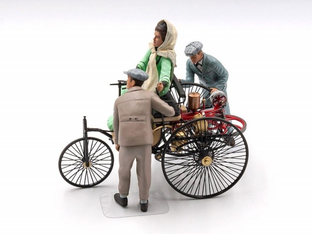 ICM 1/24 Benz Patent-Motorwagen 1886 with Mrs. Benz and Sons