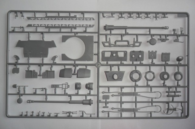 ICM 1/35 Pz.Kpfw.VI Ausf.B Konigstiger with Henschel Turret (Late Production)