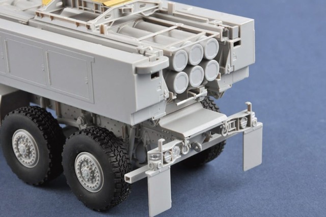 Trumpeter 1/35 M142 High Mobility Artillery Rocket System (HIMARS)