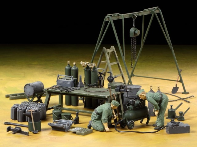Tamiya 1/35 German Field Maintenance Team and Equipment Set