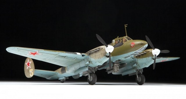 Zvezda 1/72 Soviet Dive Bomber Petlyakov PE-2